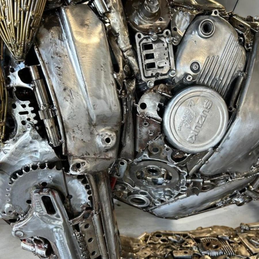 Einmalige Skulptur aus Metallschrott