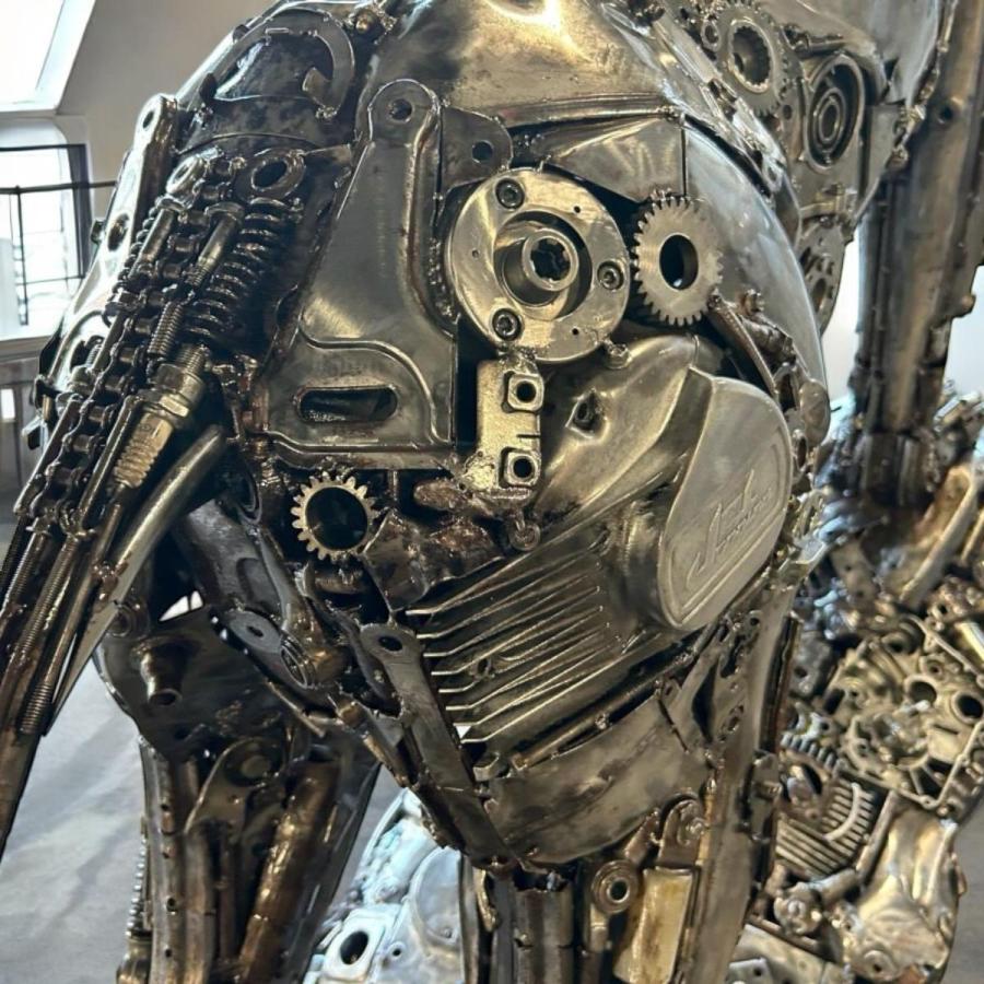 Einmalige Skulptur aus Metallschrott