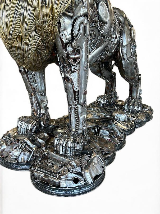 Einmalige Skulptur aus Metallschrott