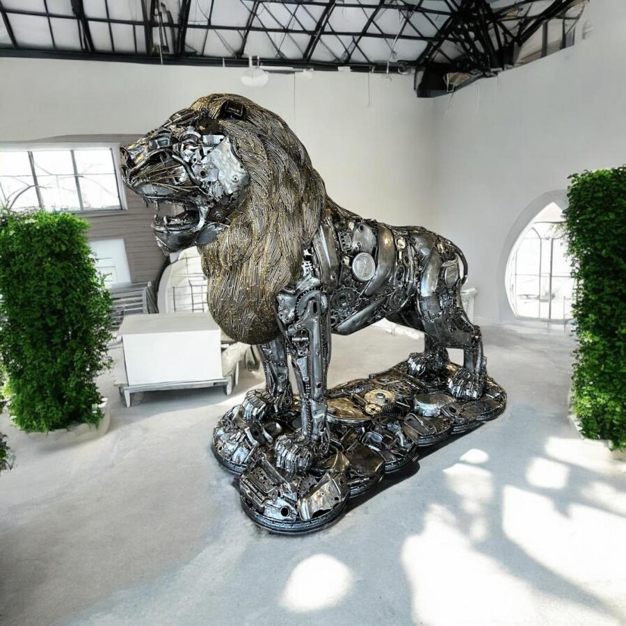 Einmalige Skulptur aus Metallschrott