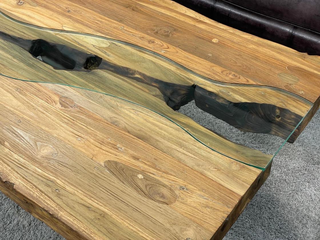 Wohnzimmertisch mit Holztischplatte und Glasstreifen