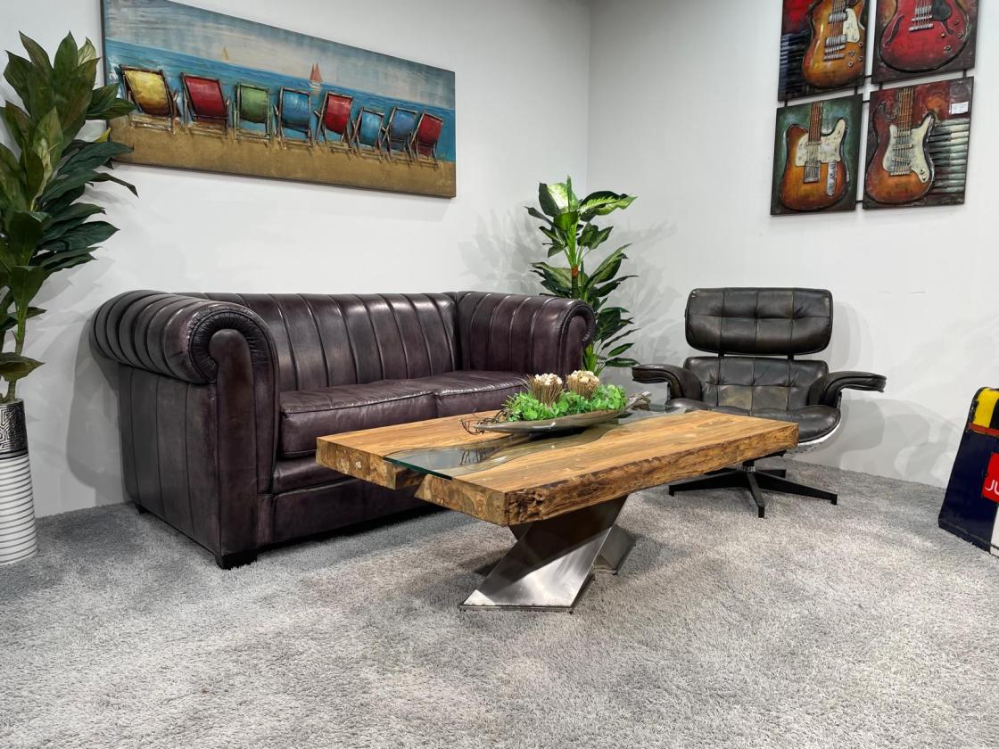 Wohnzimmertisch mit Holzplatte, gekreuztes Edelstahlgestell.