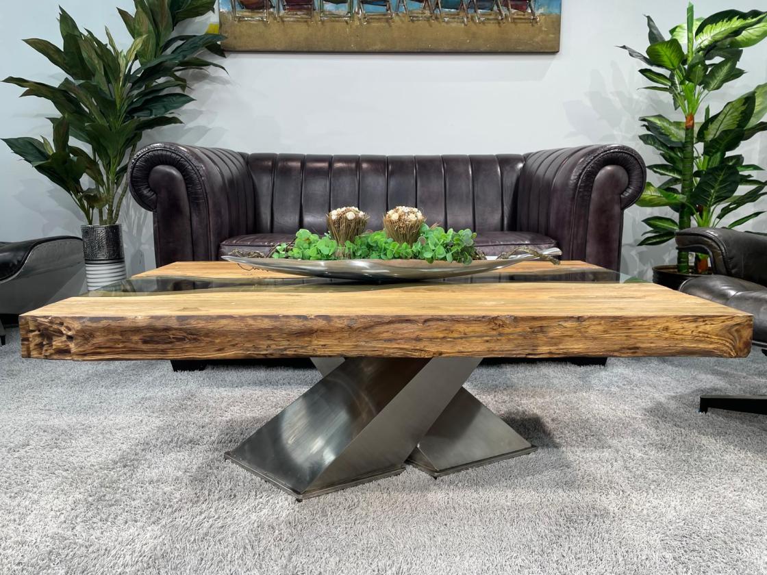 Wohnzimmertisch aus Holz mit Glasstreifen und Edelstahlgestell.