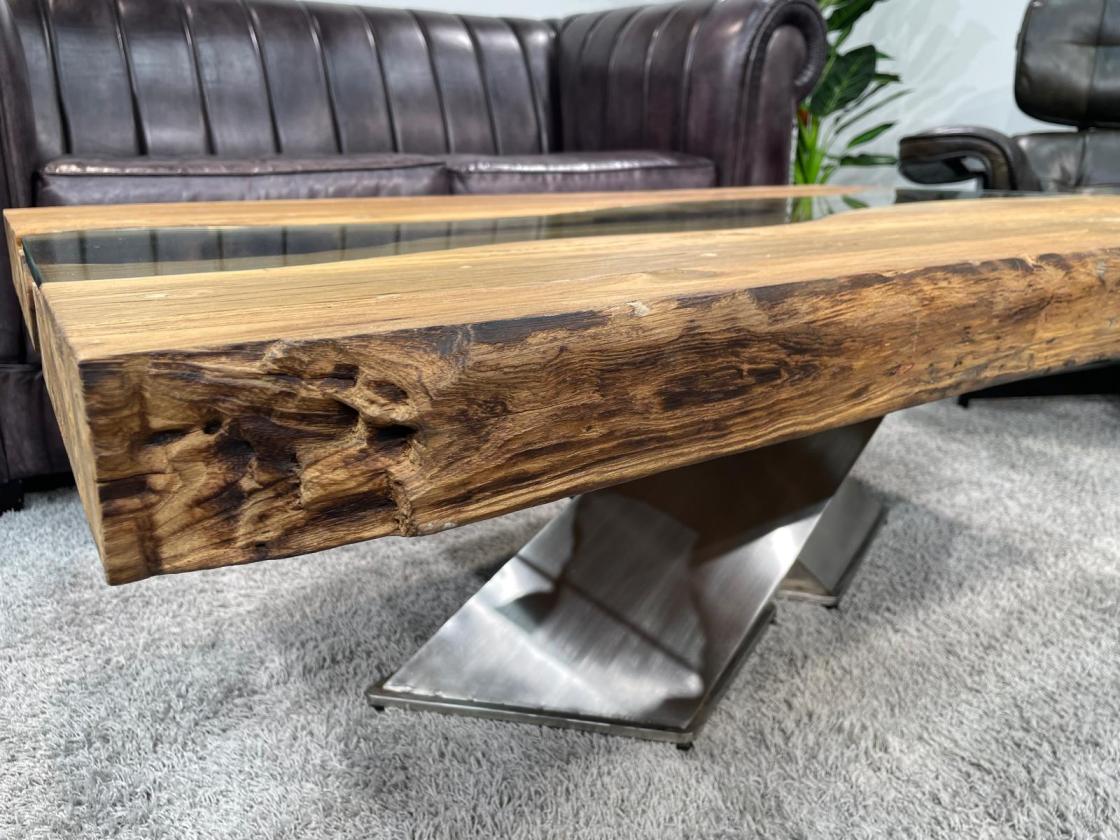 Nahaufnahme eines Holztischs mit natürlicher Kante.