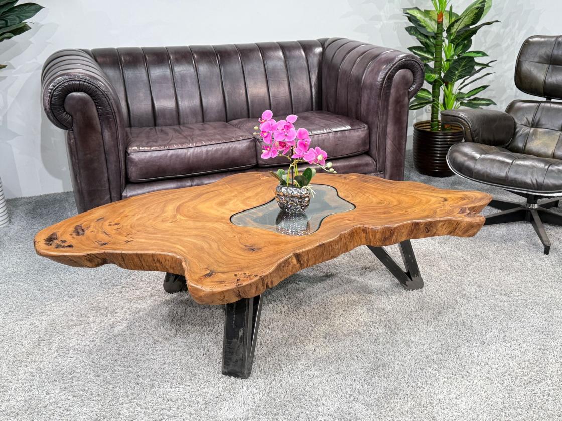 Wohnzimmertisch aus Suar-Baumstamm mit Metallbeinen, 160x73-83x38 cm.