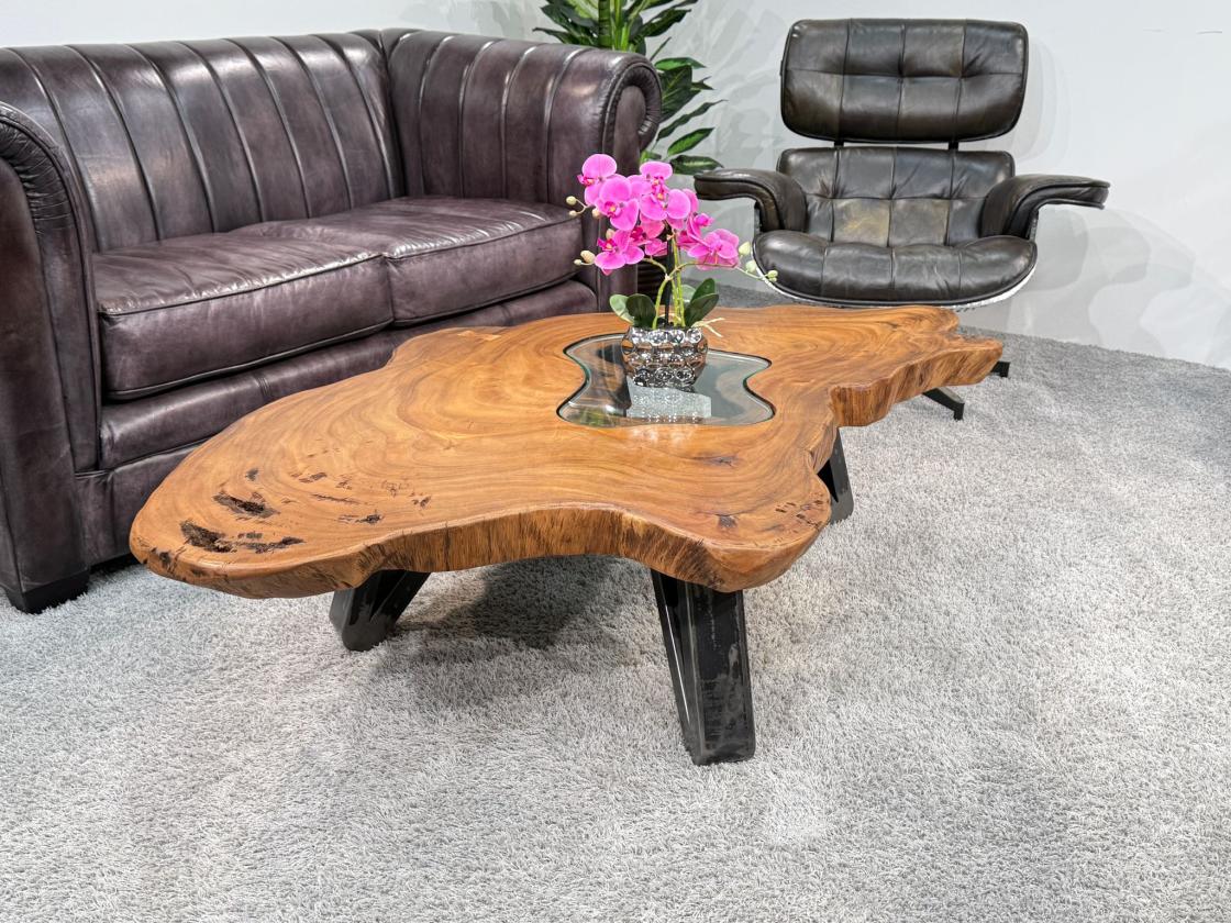 Wohnzimmertisch aus Suar-Baumstamm, oval, mit Glas-Einsatz.