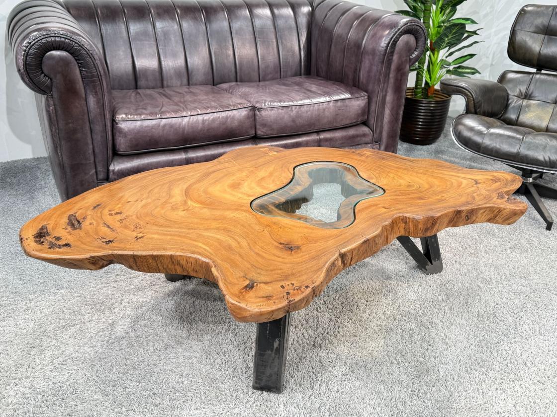 Wohnzimmertisch aus Suar-Baumstamm mit Glas- und Holzeinsatz.