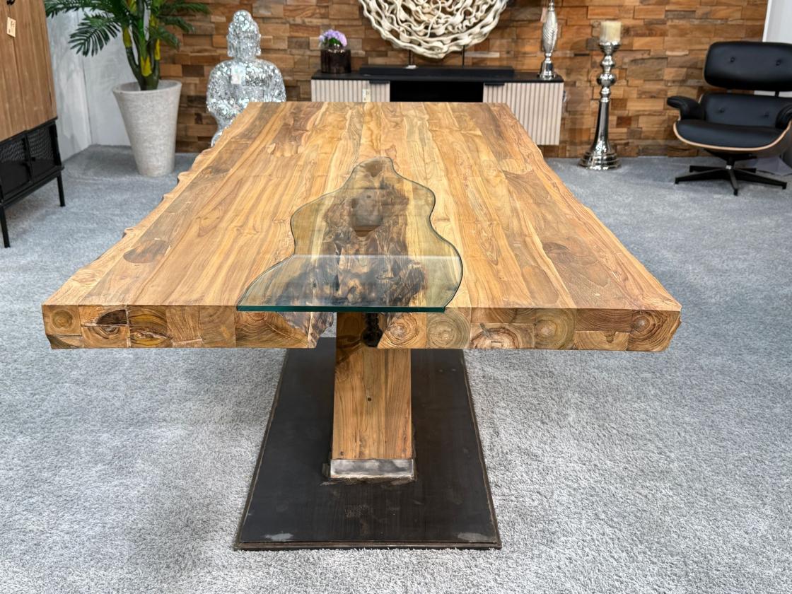 Holzesstisch mit Glasakzent, rechteckig, auf Metallfuß.