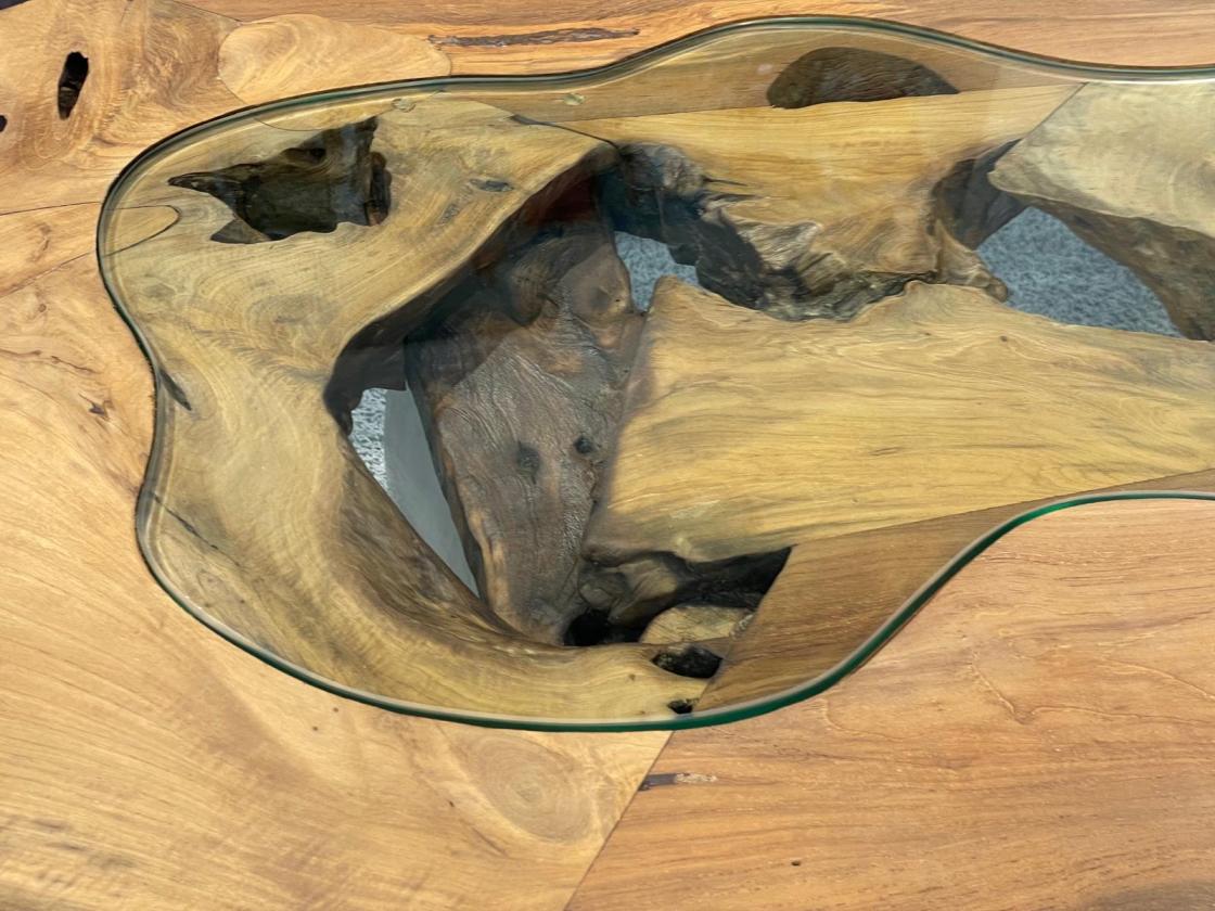 Einmaliger Couchtisch aus Baumscheiben mit Halbmondfuss