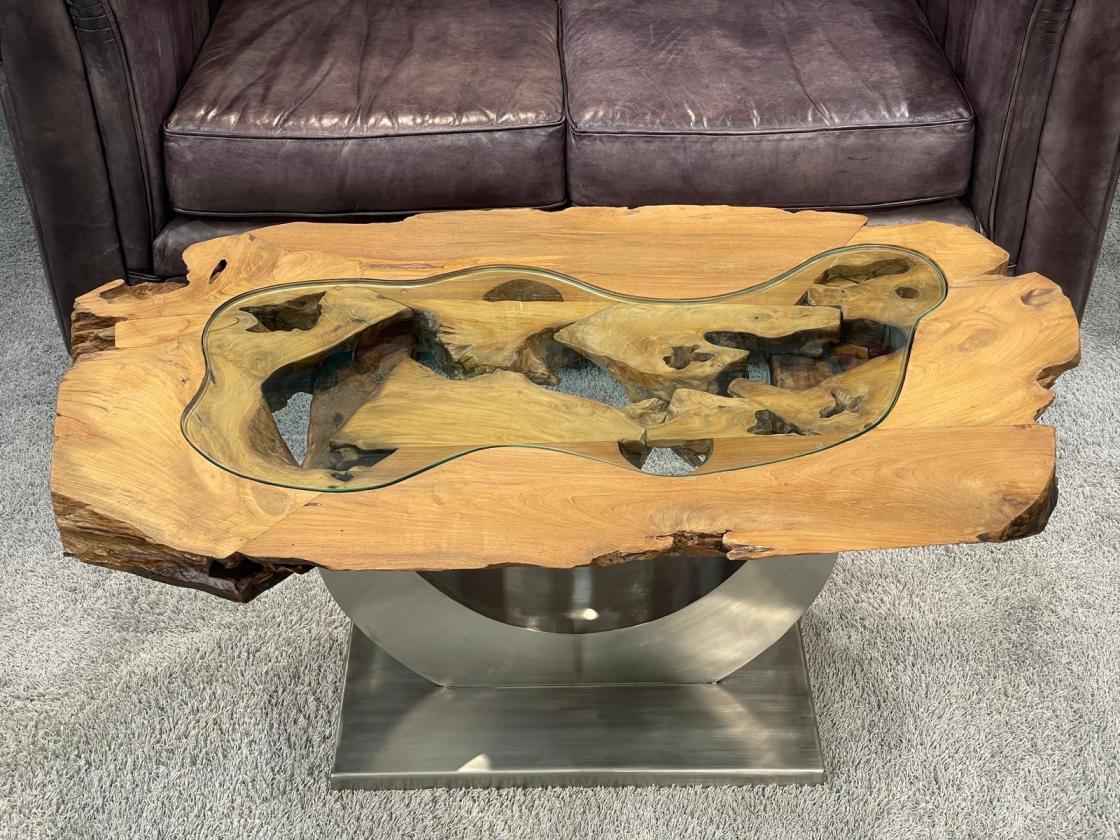 Einmaliger Couchtisch aus Baumscheiben mit Halbmondfuss