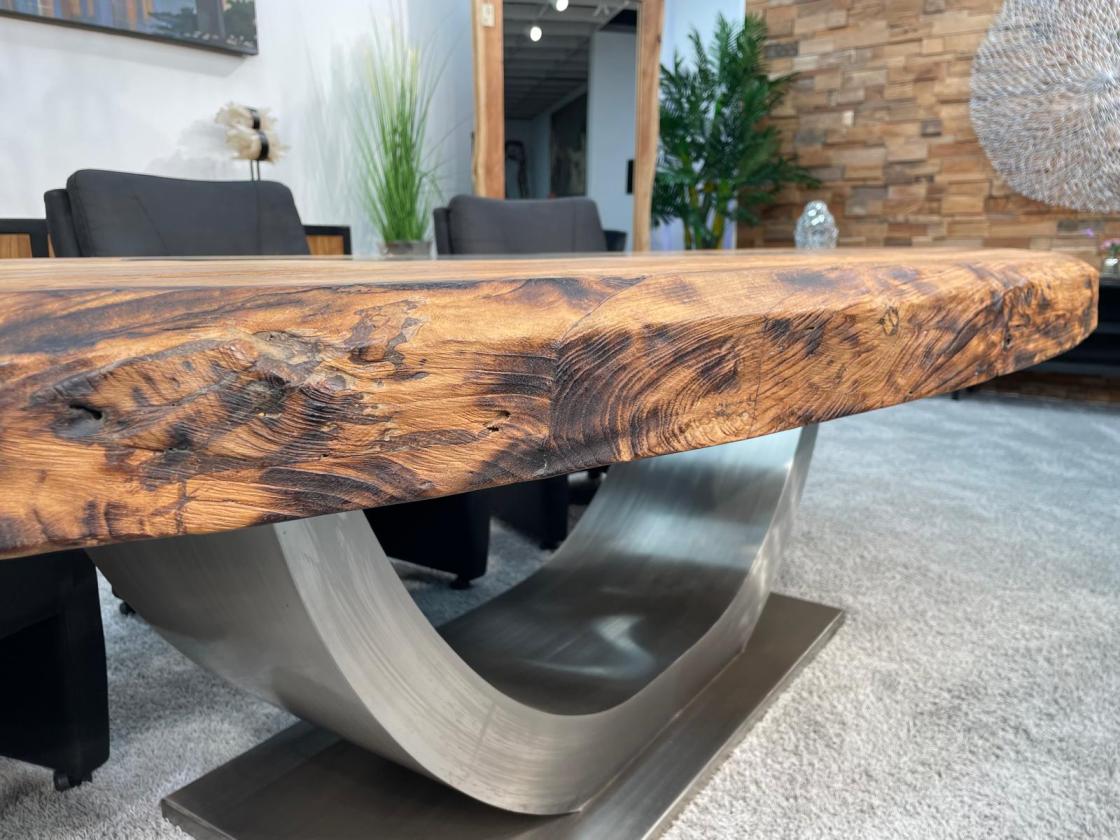 Ovaler Designtisch aus Massivholz und vollmassiver Tischplatte