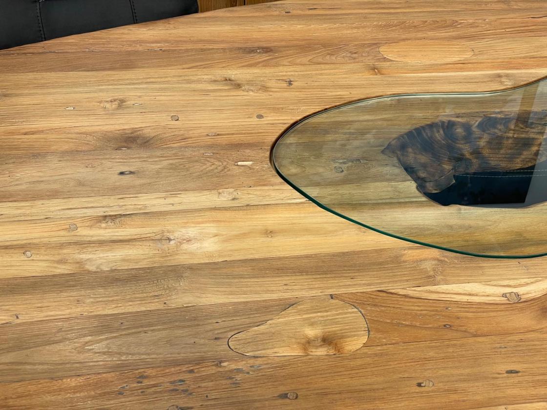 Ovaler Designtisch aus Massivholz und vollmassiver Tischplatte