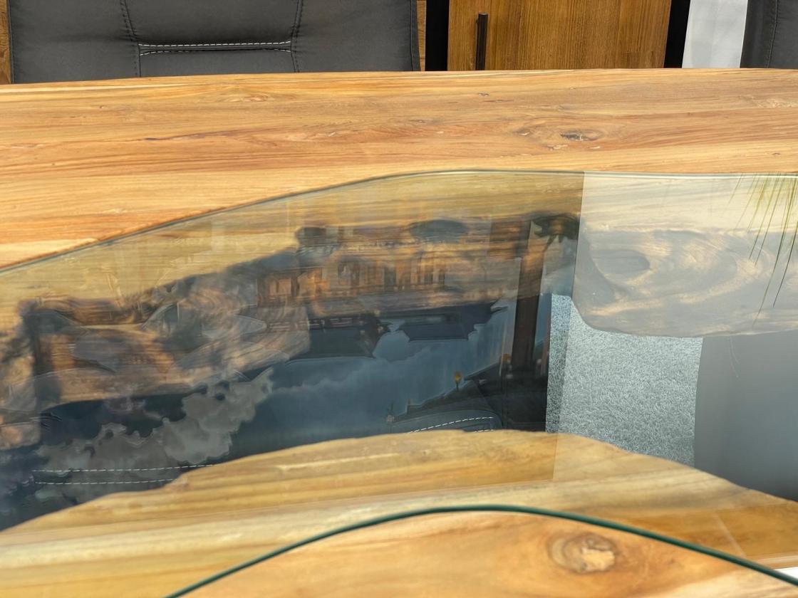 Ovaler Designtisch aus Massivholz und vollmassiver Tischplatte
