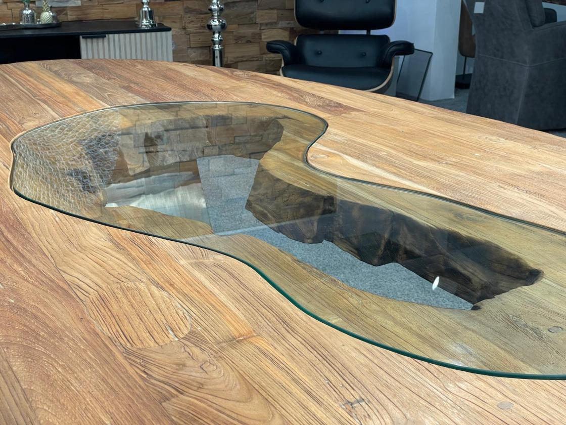 Ovaler Designtisch aus Massivholz und vollmassiver Tischplatte