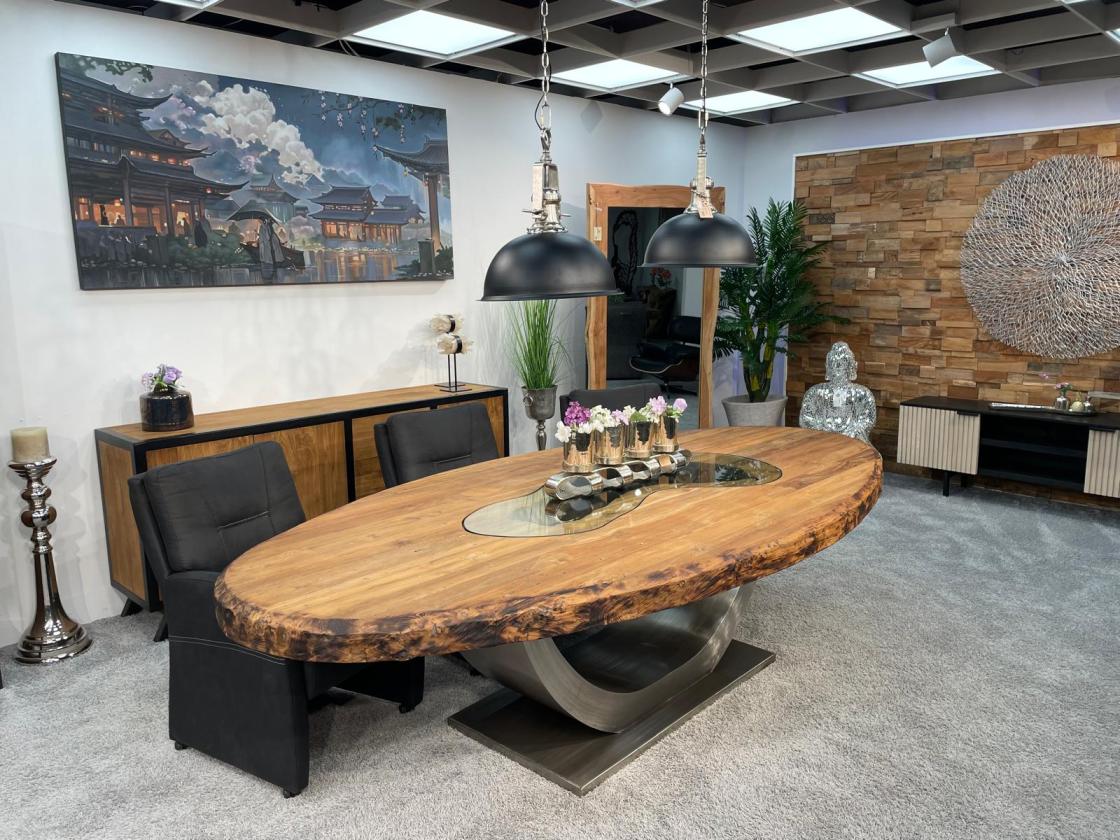 Ovaler Designtisch aus Massivholz und vollmassiver Tischplatte