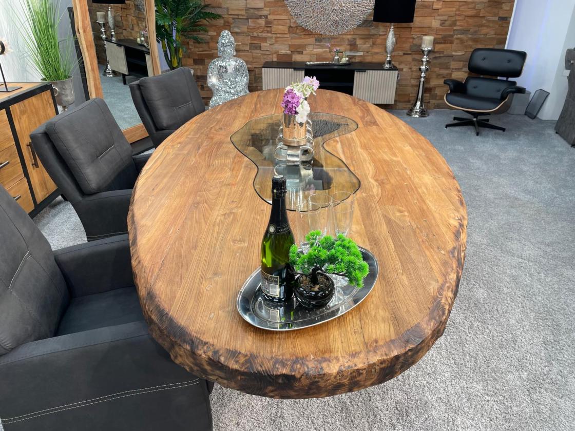 Ovaler Designtisch aus Massivholz und vollmassiver Tischplatte