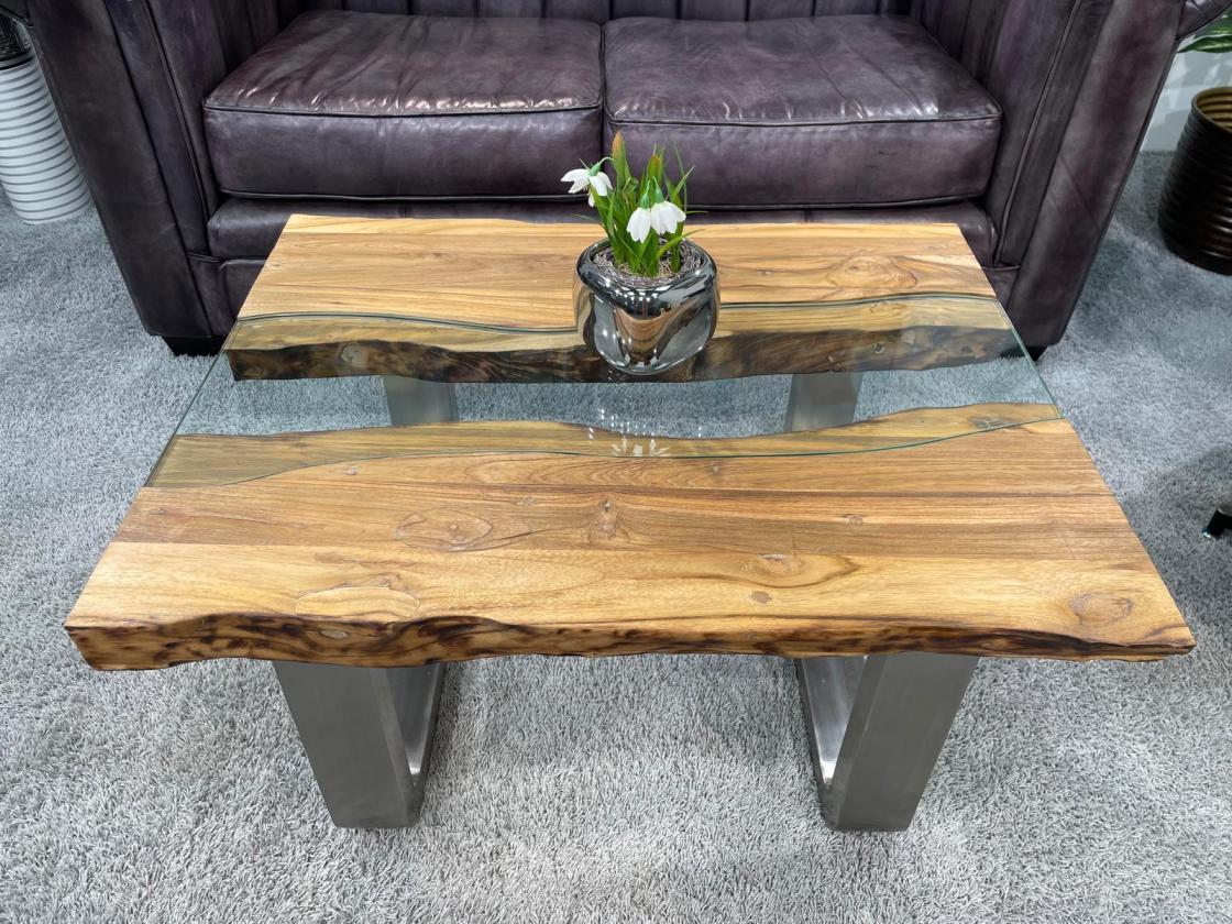Eckiger Couchtisch aus recyceltem Teakholz mit Glasplatte und Edelstahl.