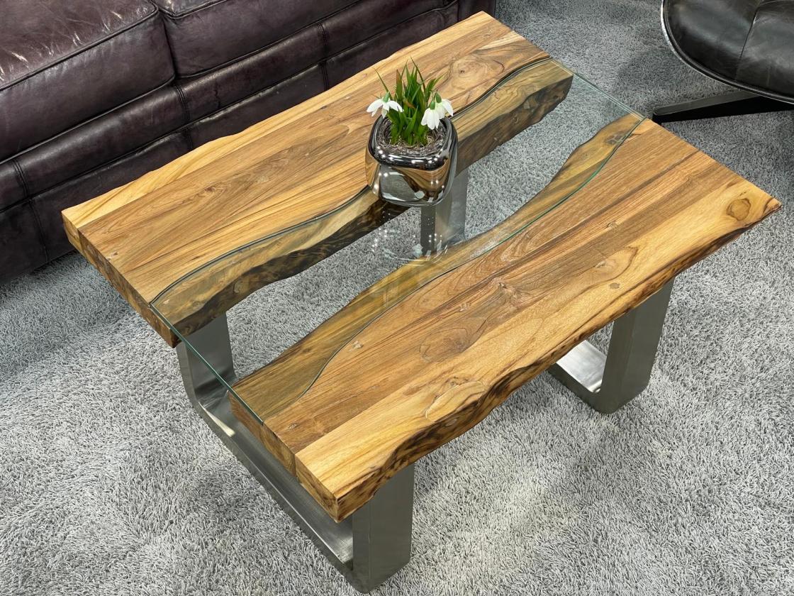 Eckiger Couchtisch aus recyceltem Teakholz, Glas und Edelstahl.