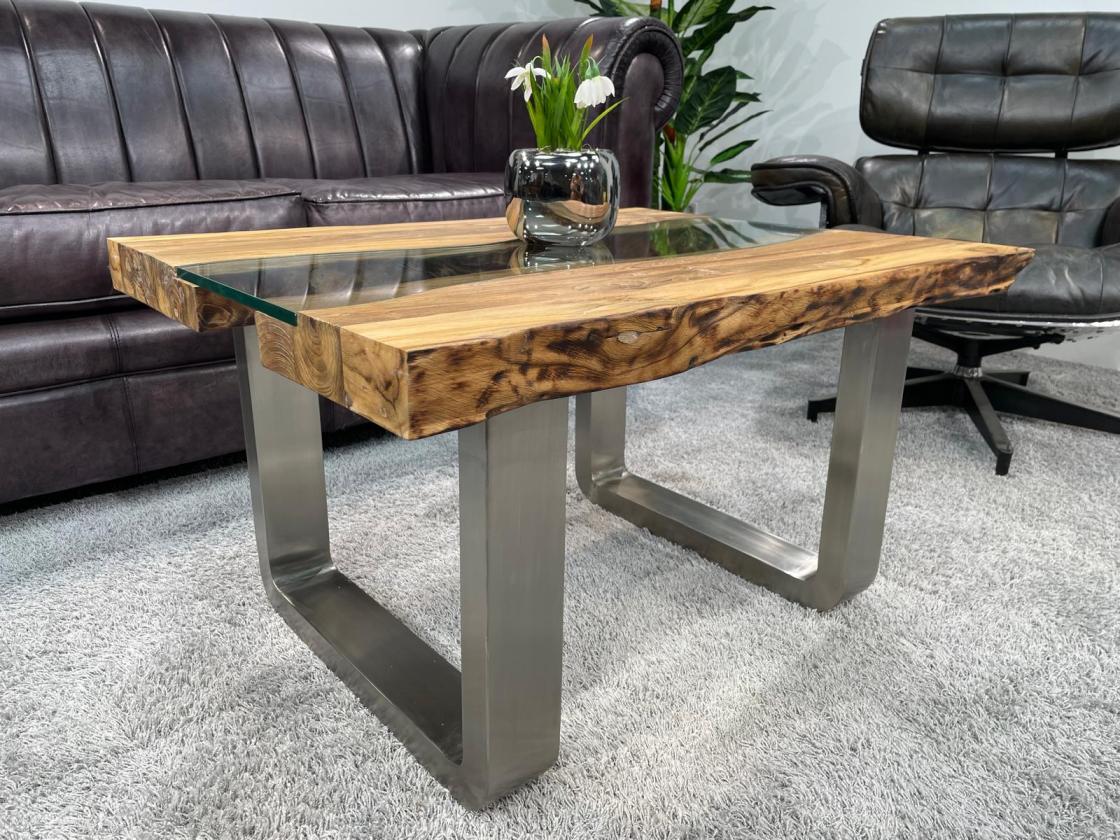 Eckiger Couchtisch aus recyceltem Teakholz mit Glas und Edelstahl.