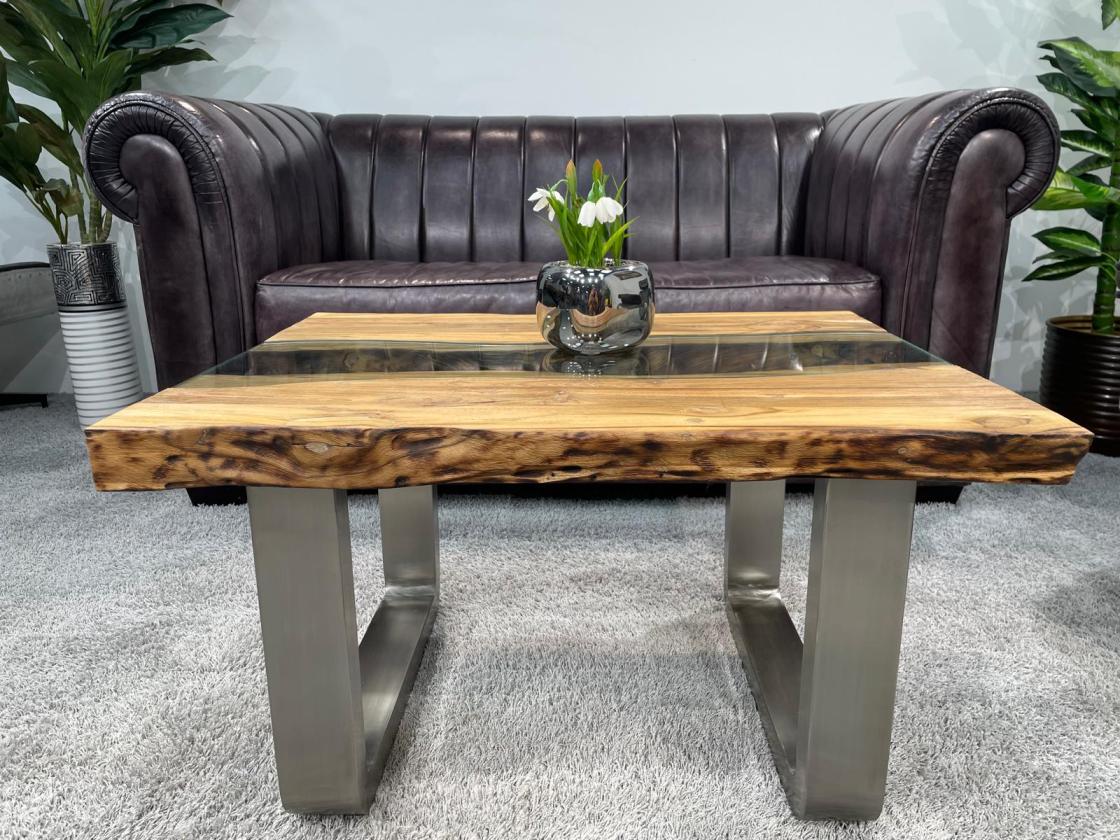 Eckiger Couchtisch aus recyceltem Teakholz mit Glasplatte und Edelstahlbeinen.