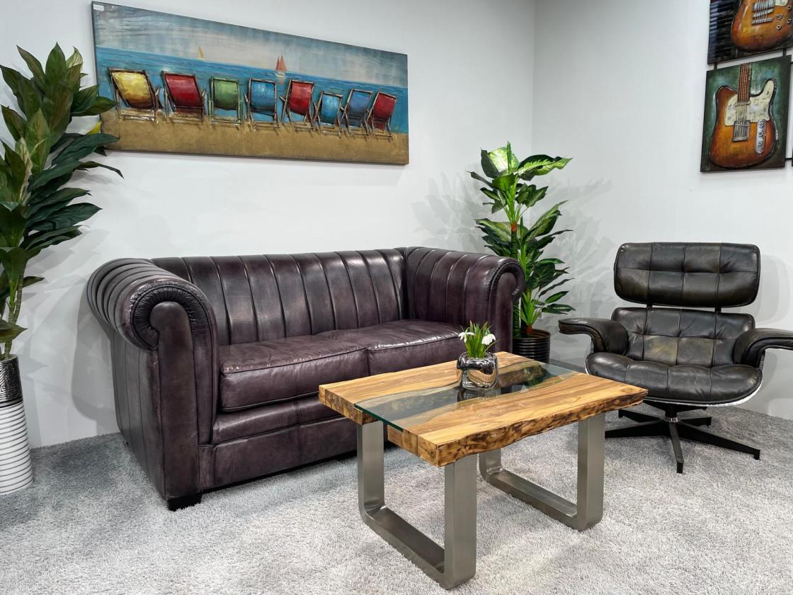 Eckiger Couchtisch aus recyceltem Teakholz mit Glasplatte und Edelstahlbeinen.