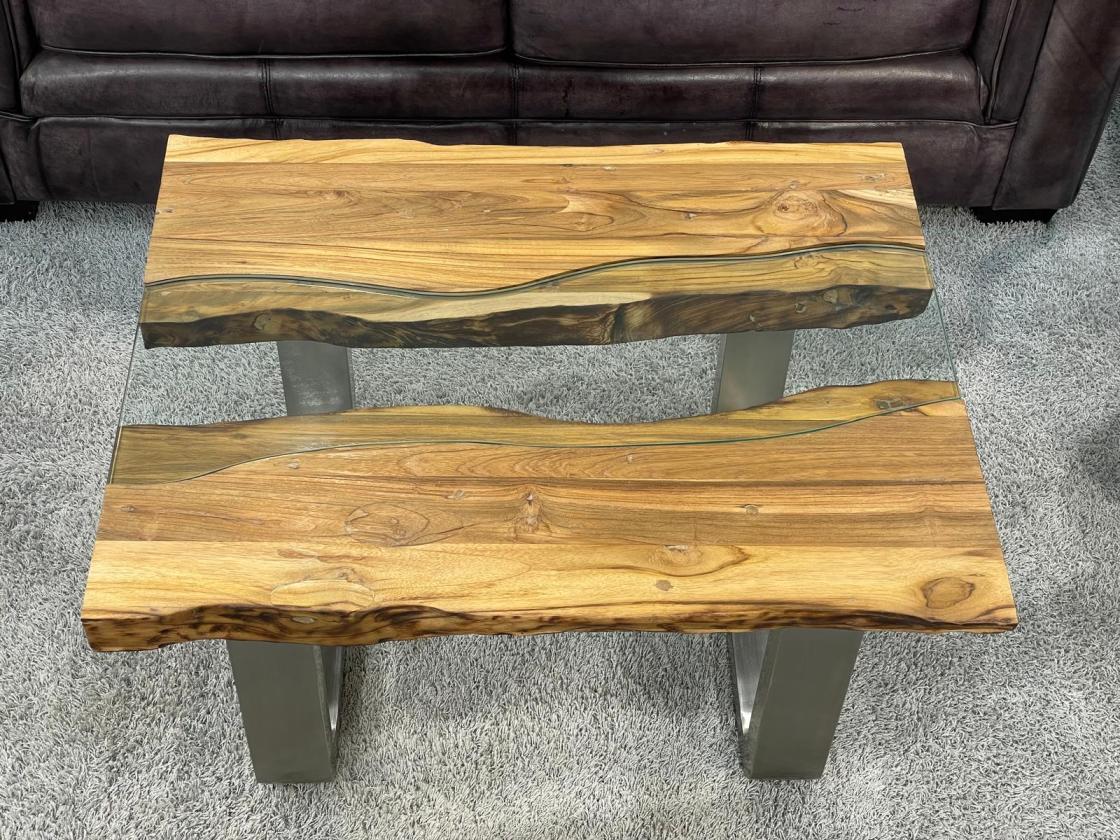 Eckiger Couchtisch aus recyceltem Teakholz mit Glasplatte und Edelstahlbeinen.