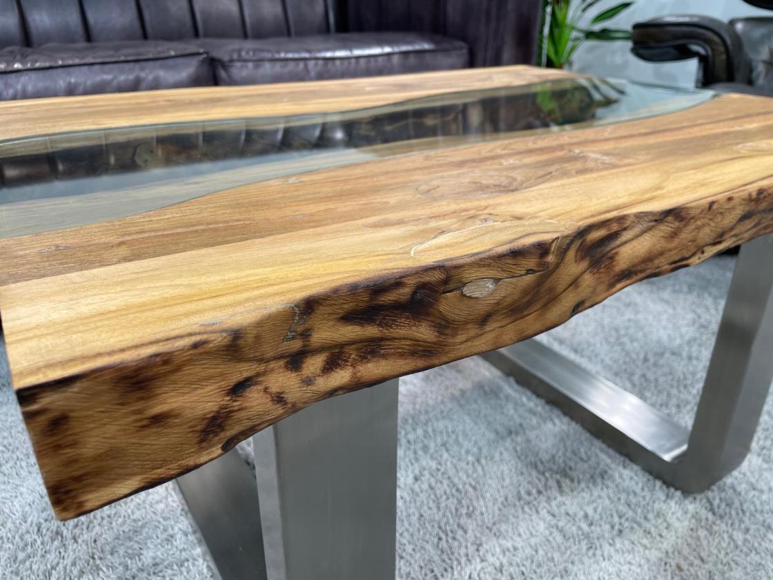 Eckiger Couchtisch aus recyceltem Teakholz mit Glasplatte und Edelstahlbeinen.