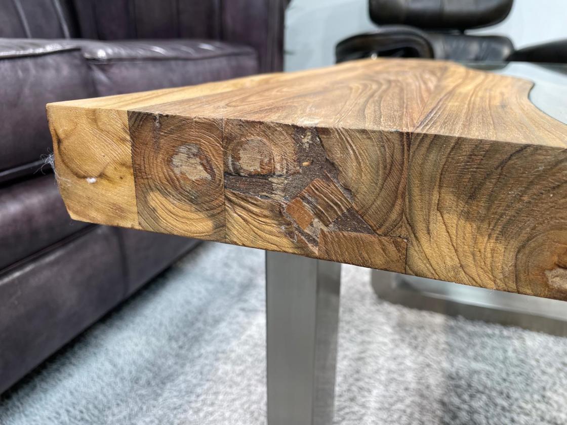 Eckiger Couchtisch aus recyceltem Teakholz mit Glas und Edelstahlbeinen.