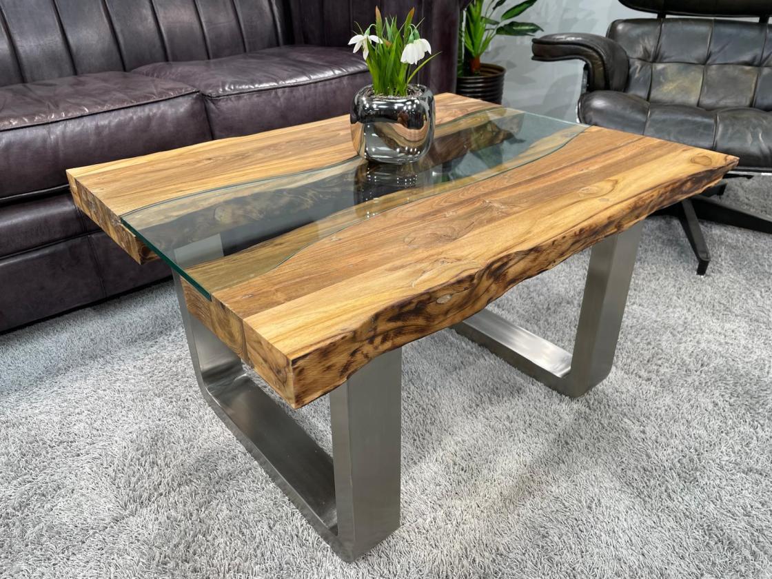 Eckiger Couchtisch aus recyceltem Teakholz mit Glasplatte und Edelstahlbeinen.