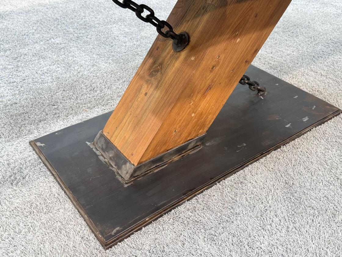 Tischbein des Esszimmertischs mit Kettenverbindung.