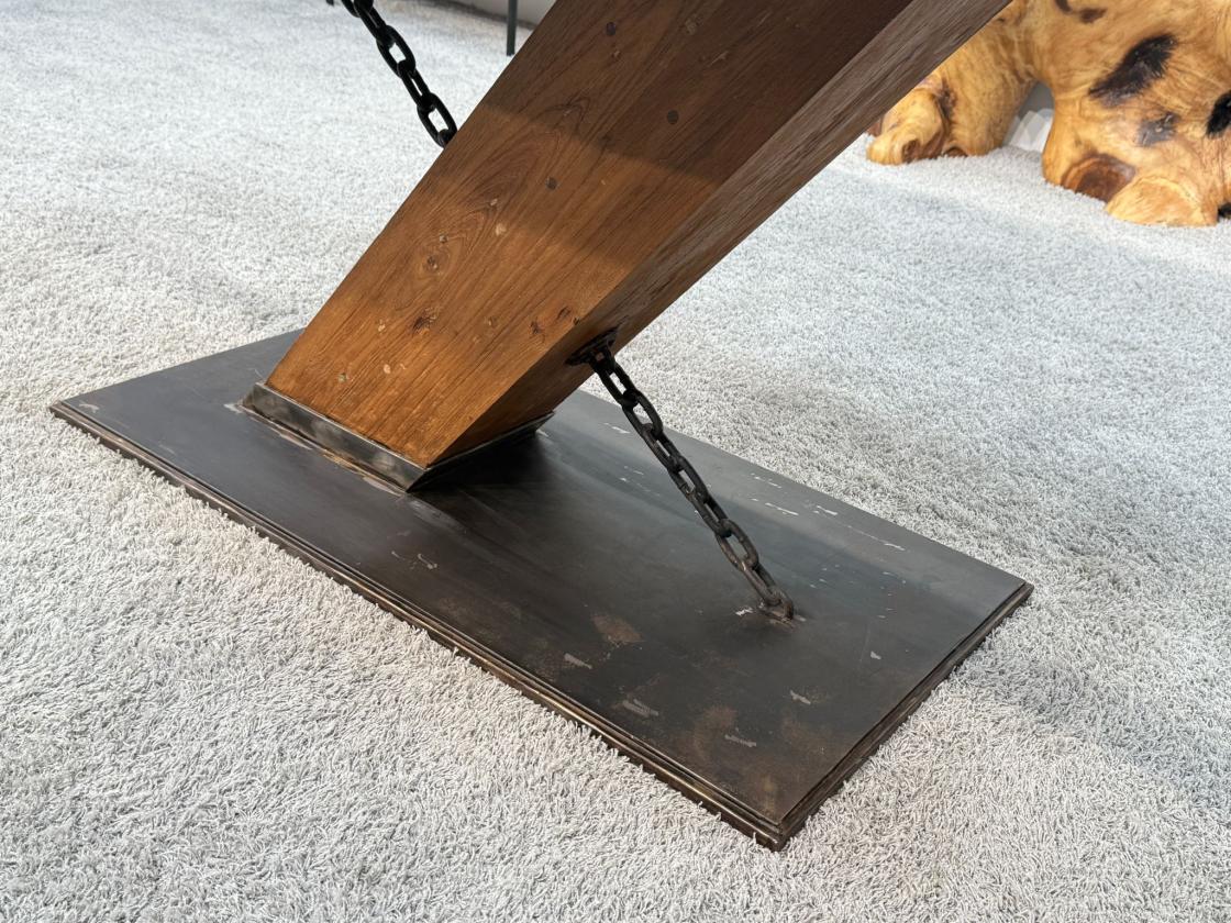 Tischbein des Esszimmertischs aus massivem Teakholz.