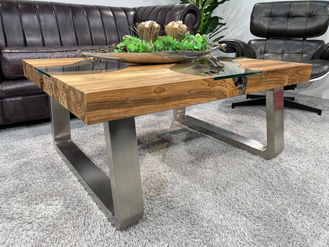 Eckiger Holztisch mit Glasplatte und Metallrahmen im Wohnzimmer