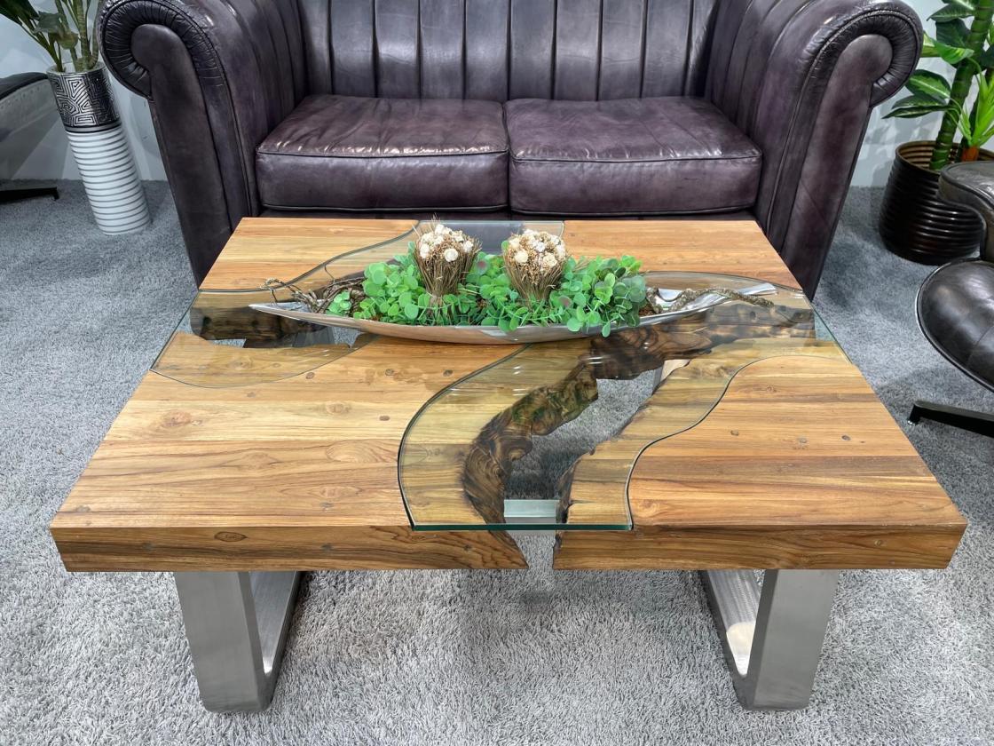 Eckiger Holztisch mit Glasplatte, ca. 100x80x45 cm.