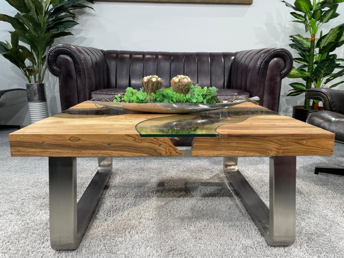 Eckiger Holztisch mit Glasplatte im Wohnzimmer.