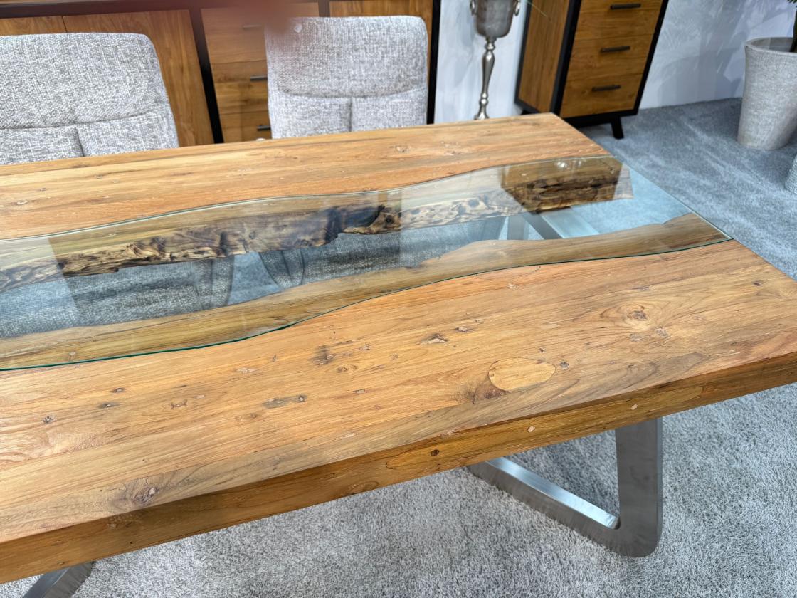 Esszimmertisch aus recyceltem Altholz