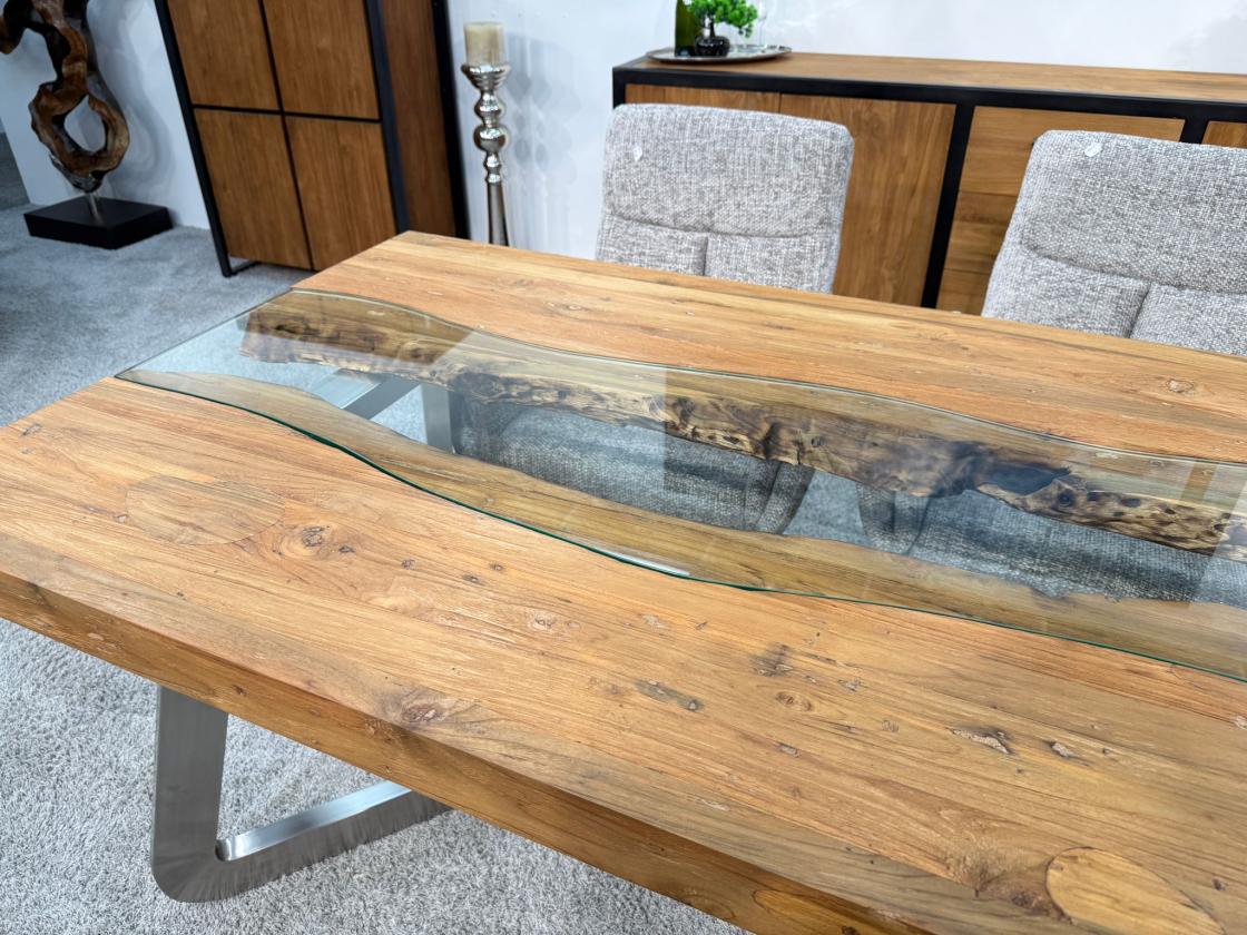 Esszimmertisch aus recyceltem Altholz