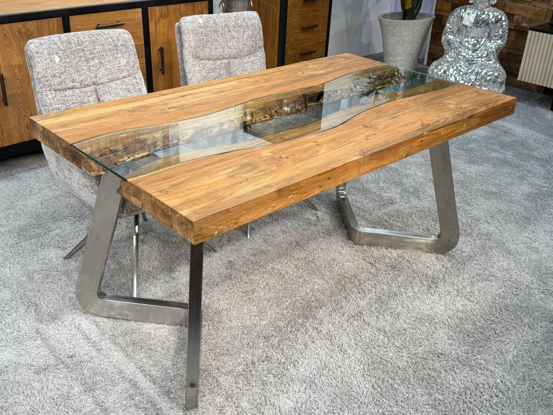 Esszimmertisch aus recyceltem Altholz