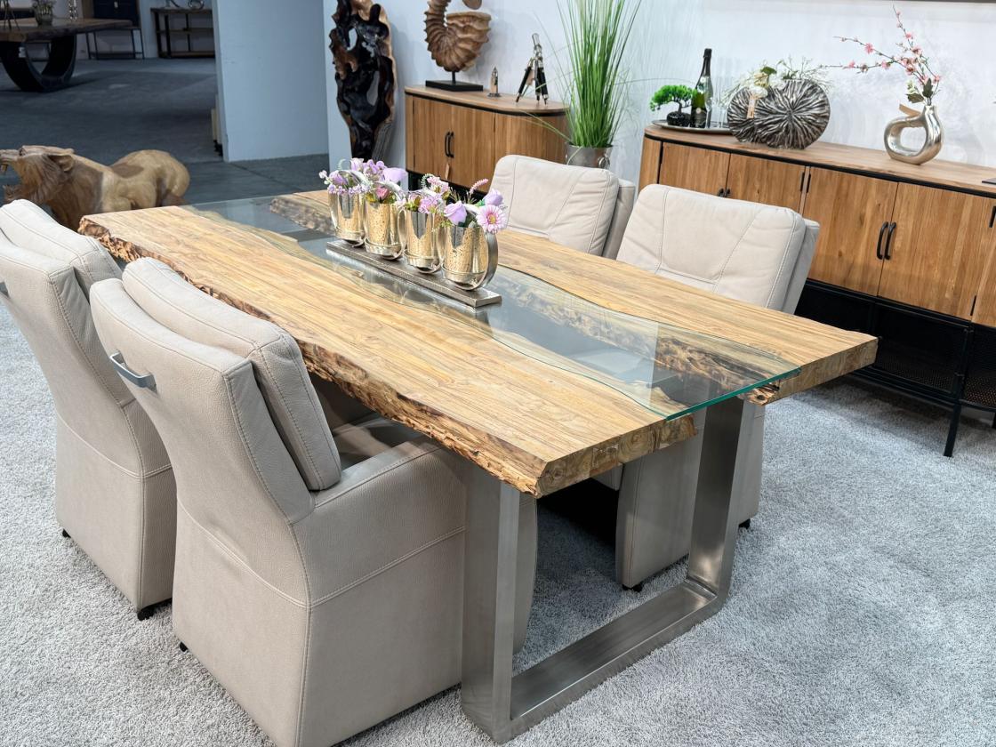 Massivholztisch mit Glaseinlage aus Altholz