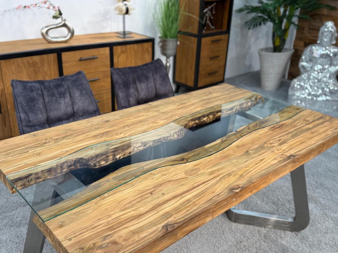 Massivholztisch mit Glaseinlage aus Altholz