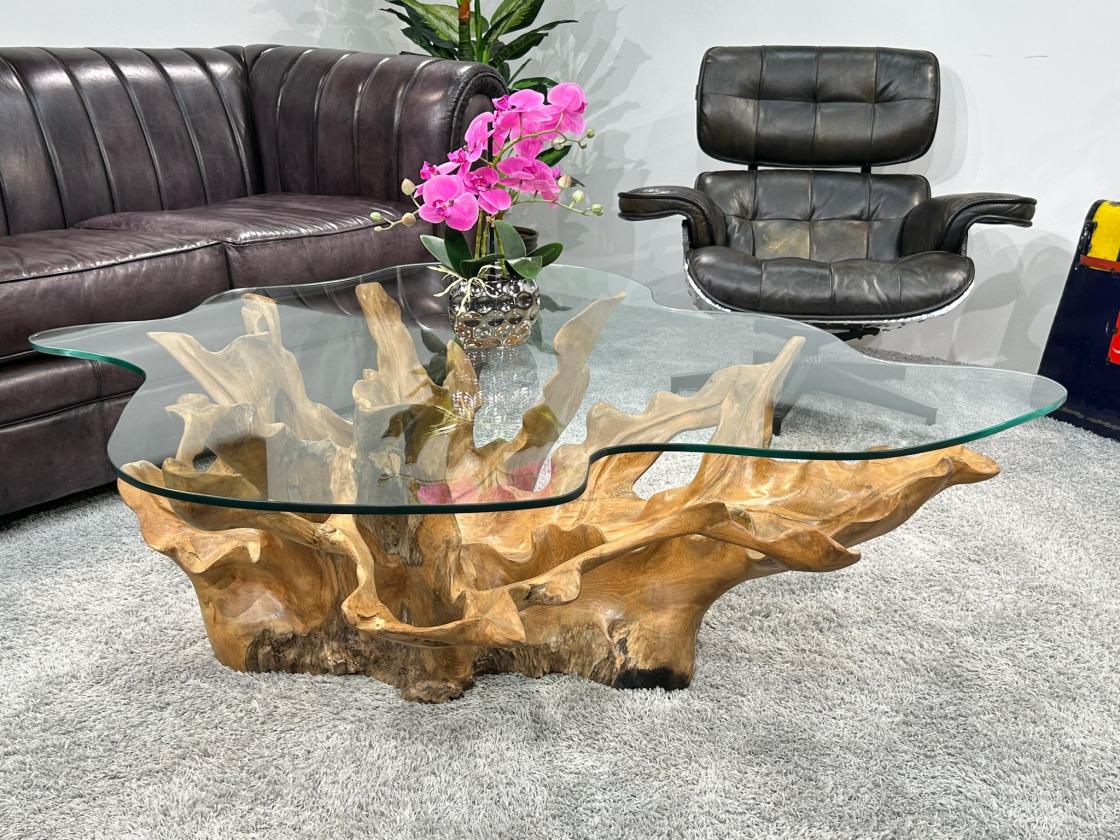 Massiver Couchtisch aus einem Baumstumpf