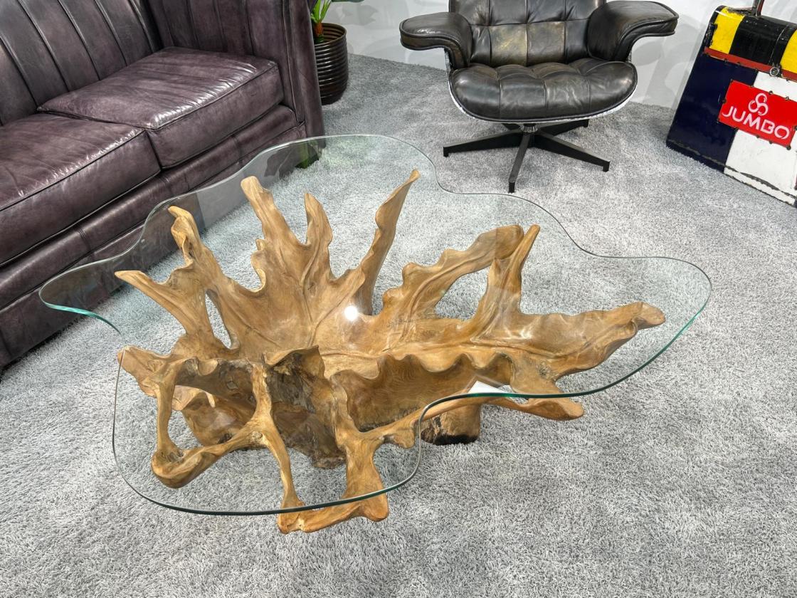 Massiver Couchtisch aus einem Baumstumpf