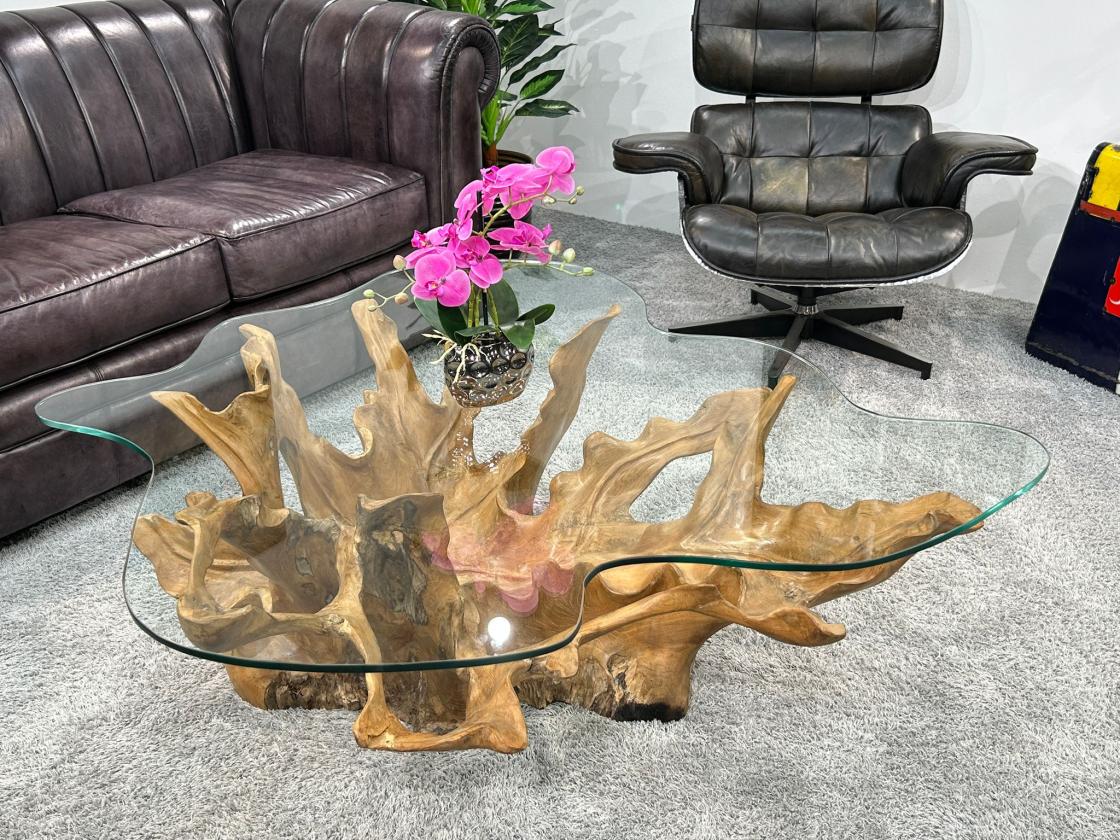 Massiver Couchtisch aus einem Baumstumpf