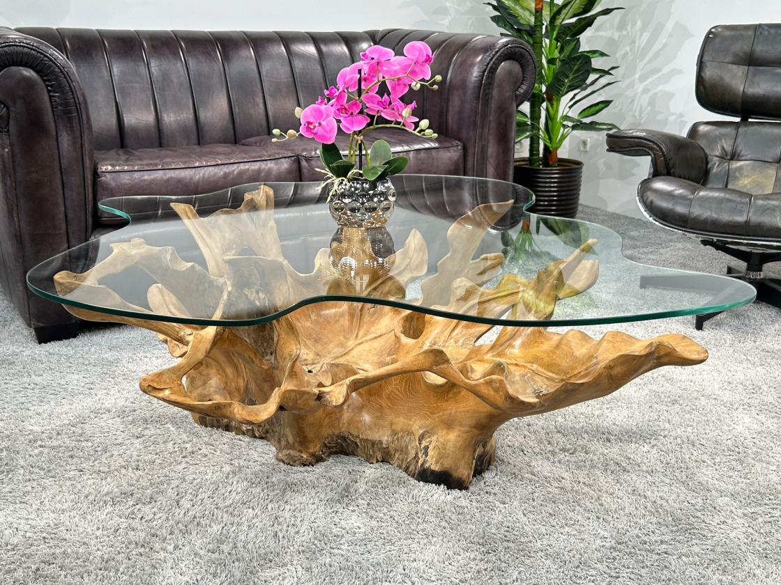 Massiver Couchtisch aus einem Baumstumpf