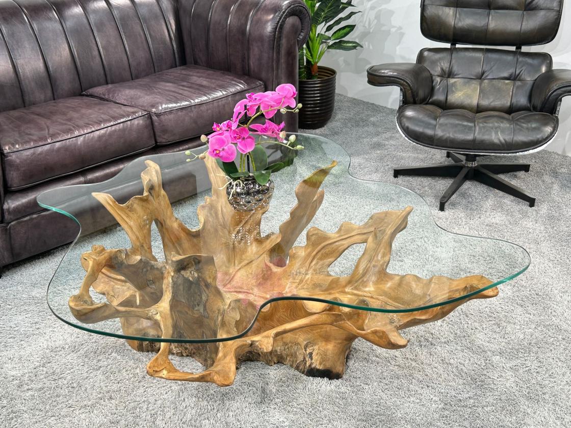 Massiver Couchtisch aus einem Baumstumpf