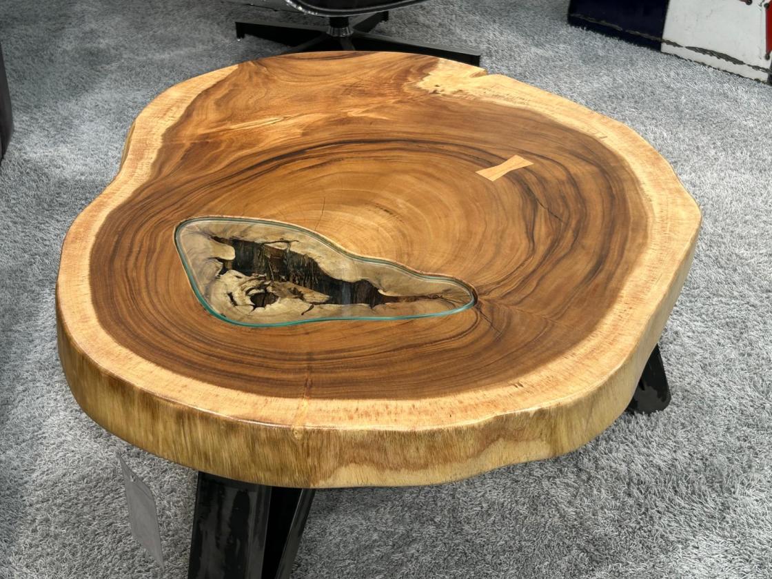 Massiver runder Couchtisch Baumstamm mit Metallgestell
