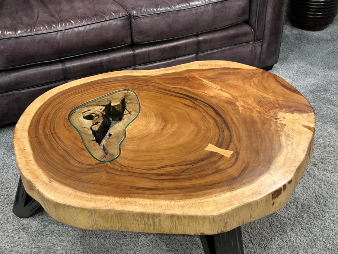 Massiver runder Couchtisch Baumstamm mit Metallgestell