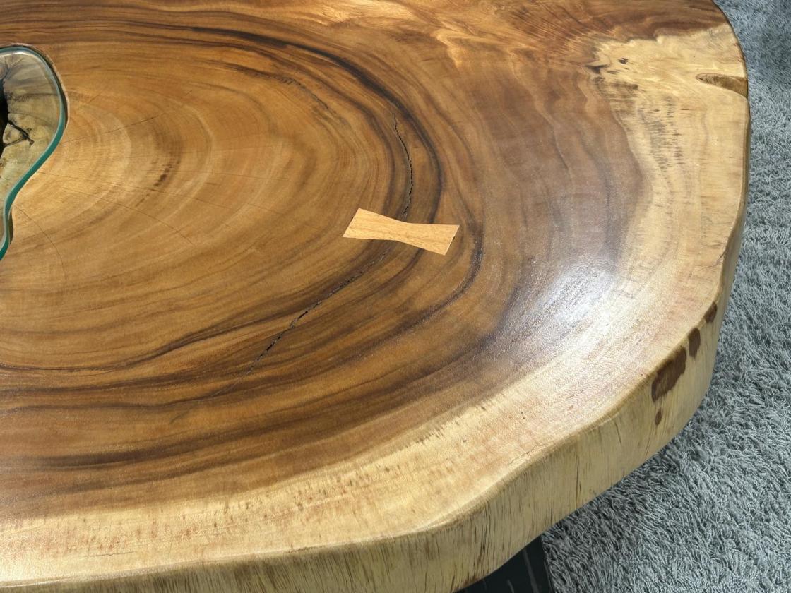 Massiver runder Couchtisch Baumstamm mit Metallgestell