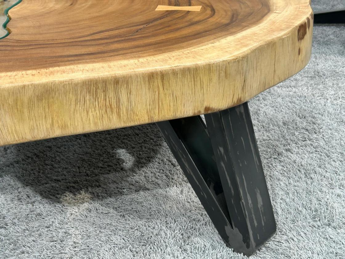 Massiver runder Couchtisch Baumstamm mit Metallgestell