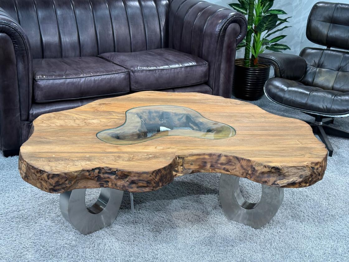 Couchtisch aus Altholz mit Glaseinlage und Metallbeinen