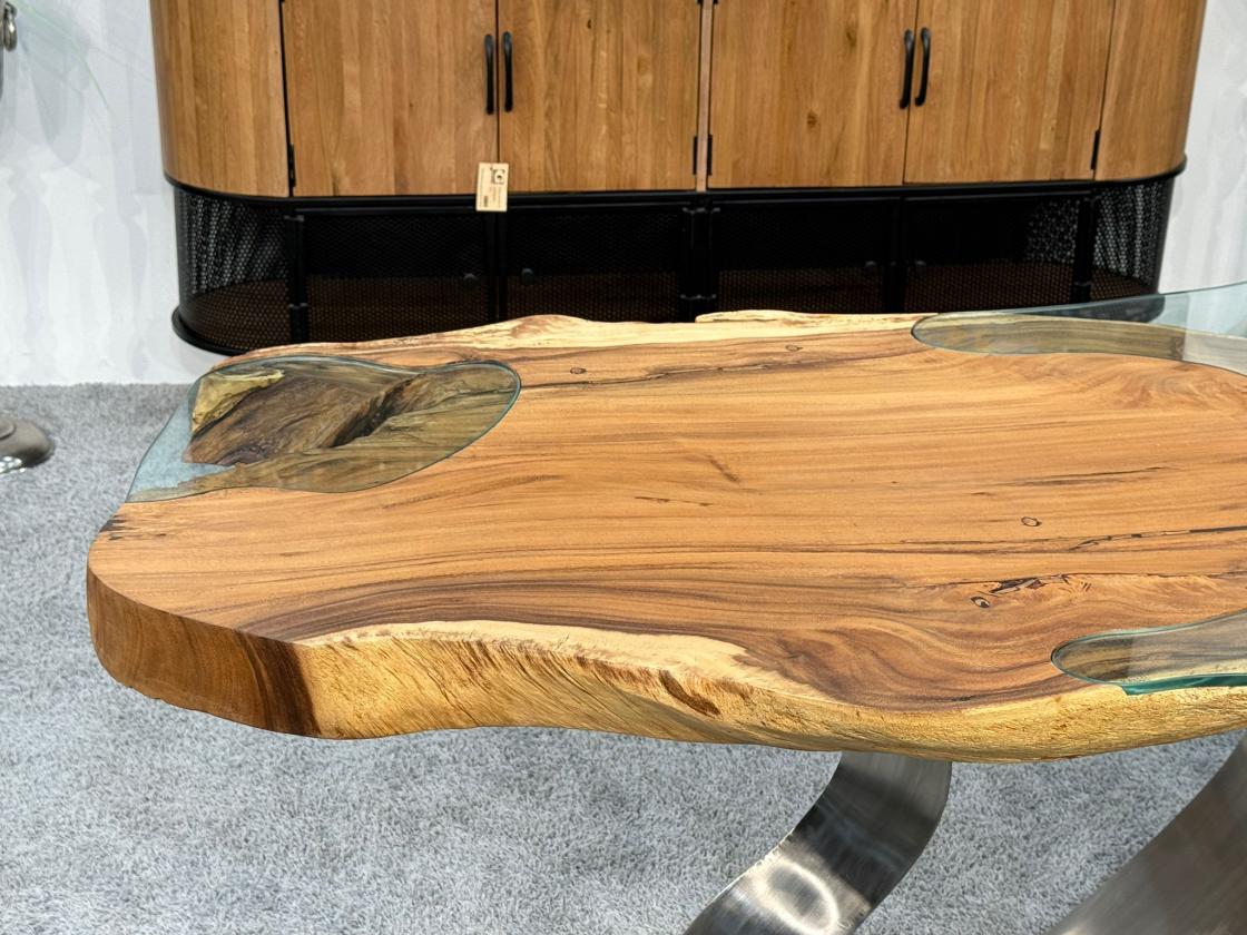 Esstisch aus einer Baumscheibe Expression